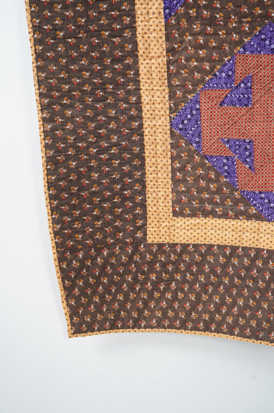 An American Virginian quilt, 1860-1870 (circa American Civil War). Known as a ‘T’ block Virginian style pattern, with a hand pieced and hand quilted front trunk, sold as an unused or washed quilt, designed in brown, red,